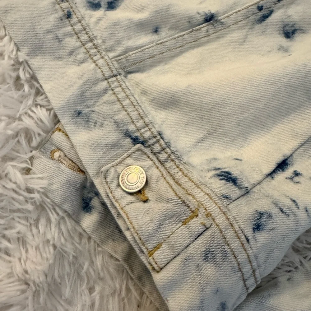 Free People Rumors Jones Tie Dye Blue Denim Jean Jacket Size XS EXTRA SMALL - Picture 9 of 10